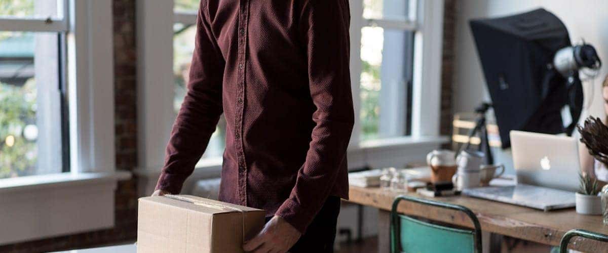宅配用の荷物を運ぶ様子（イメージ）