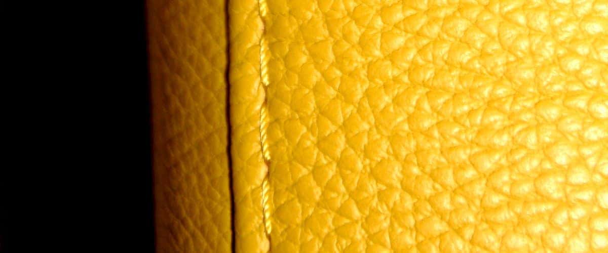 マスタード系の革のテクスチャー（イメージ写真。特定のモデルではありません）